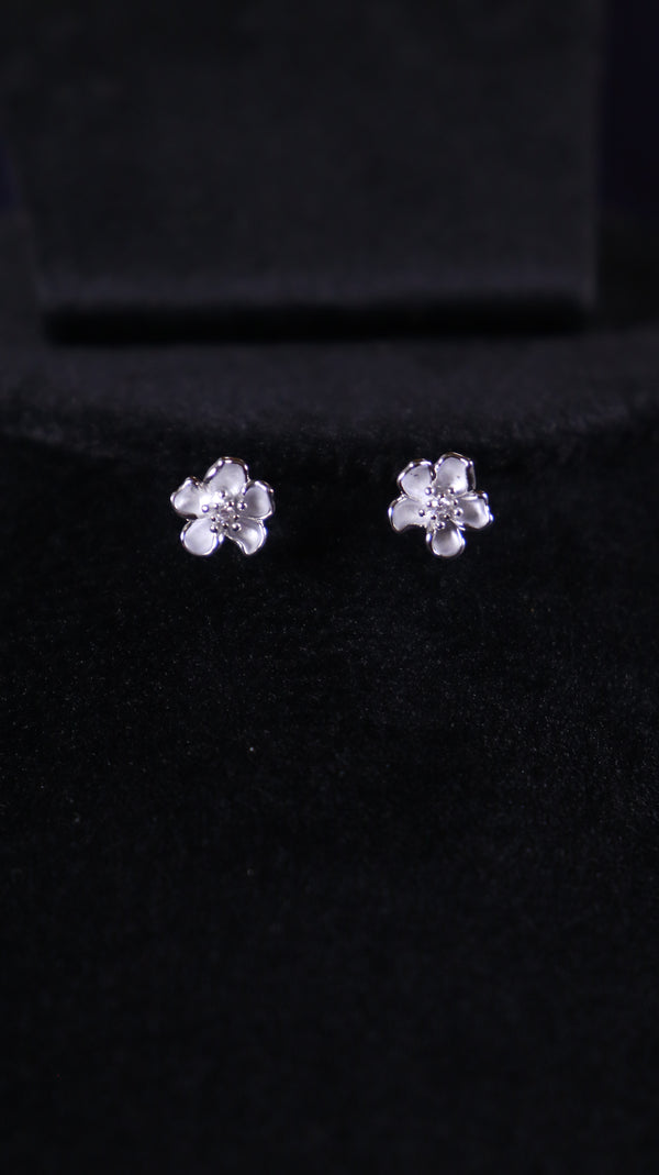 925 Sterling Silver Cute Flower Studs.
