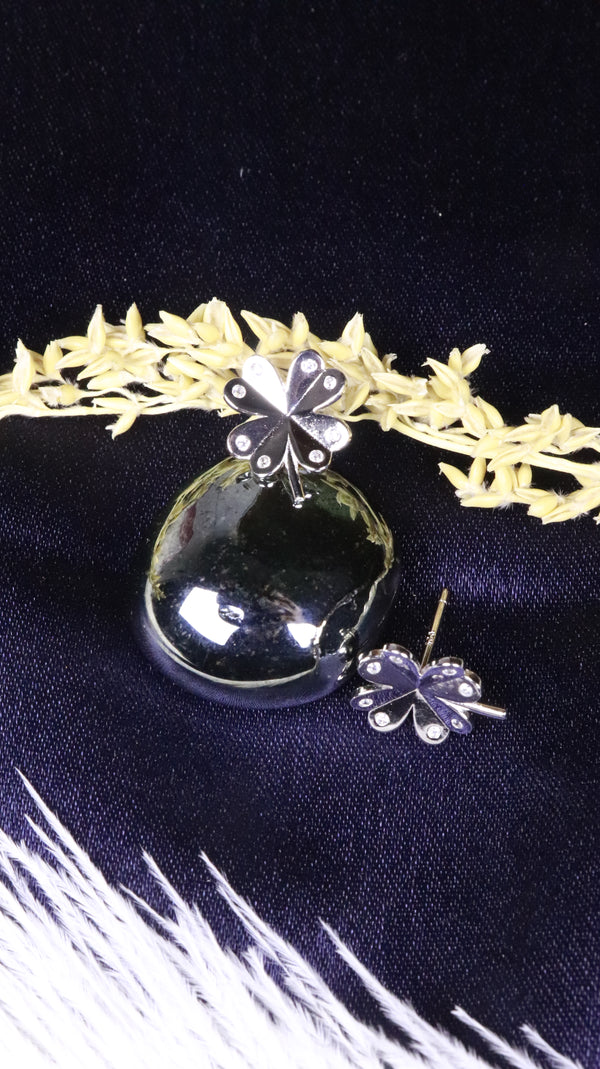 925 Sterling Silver EverShine Leaf Studs.