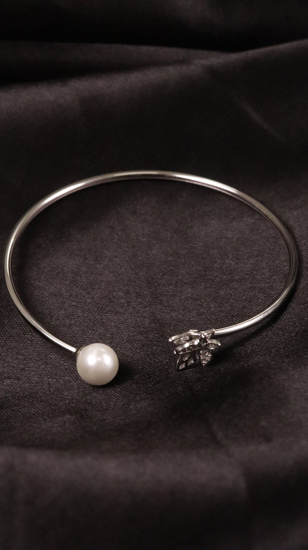 92.5 Sterling Silver Pearl Leaf Open Bracelet
